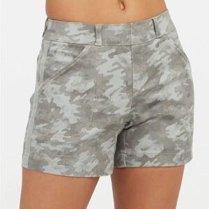 NWOT SPANX Stretch Pull-on Twill Shorts in Stone Wash Camo Med
